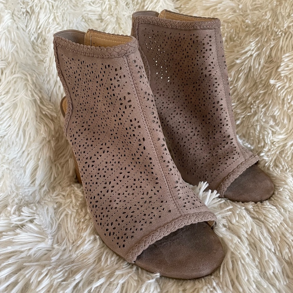 LC Lauren Conrad Hazelnut Taupe 7.5 Heels